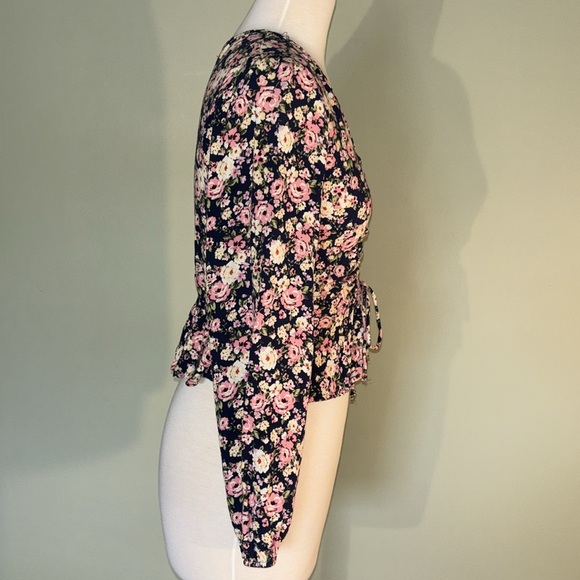REWIND floral v neck cinch blouse in women’s medium with cuff sleeves - Picture 6 of 9